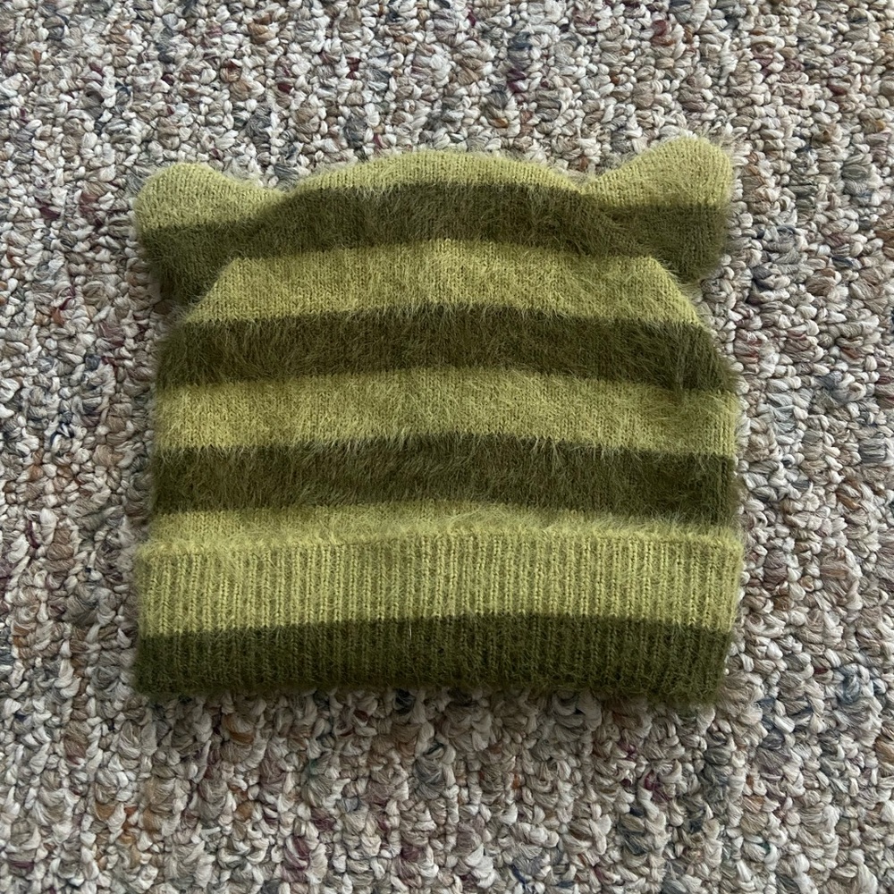 urban outfitters striped cat beanie! 🐈‍⬛